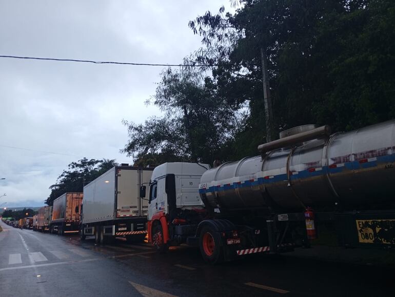 Una larga fila de camiones se vio desde la tarde sobre la avenida Bernardino Caballero.