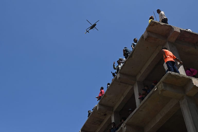 Un helicóptero sobrevuela la zona afectada por la riada.