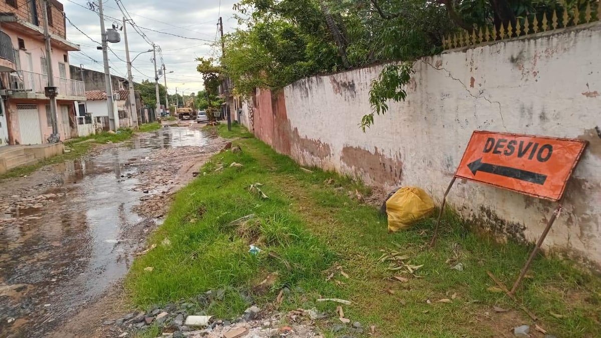 “Laguna cloacal” en medio de obras inconclusas de Nenecho y Bello en barrio San Pablo