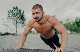 El ejercicio, especialmente el entrenamiento de resistencia como el levantamiento de pesas, puede aumentar la producción de testosterona.