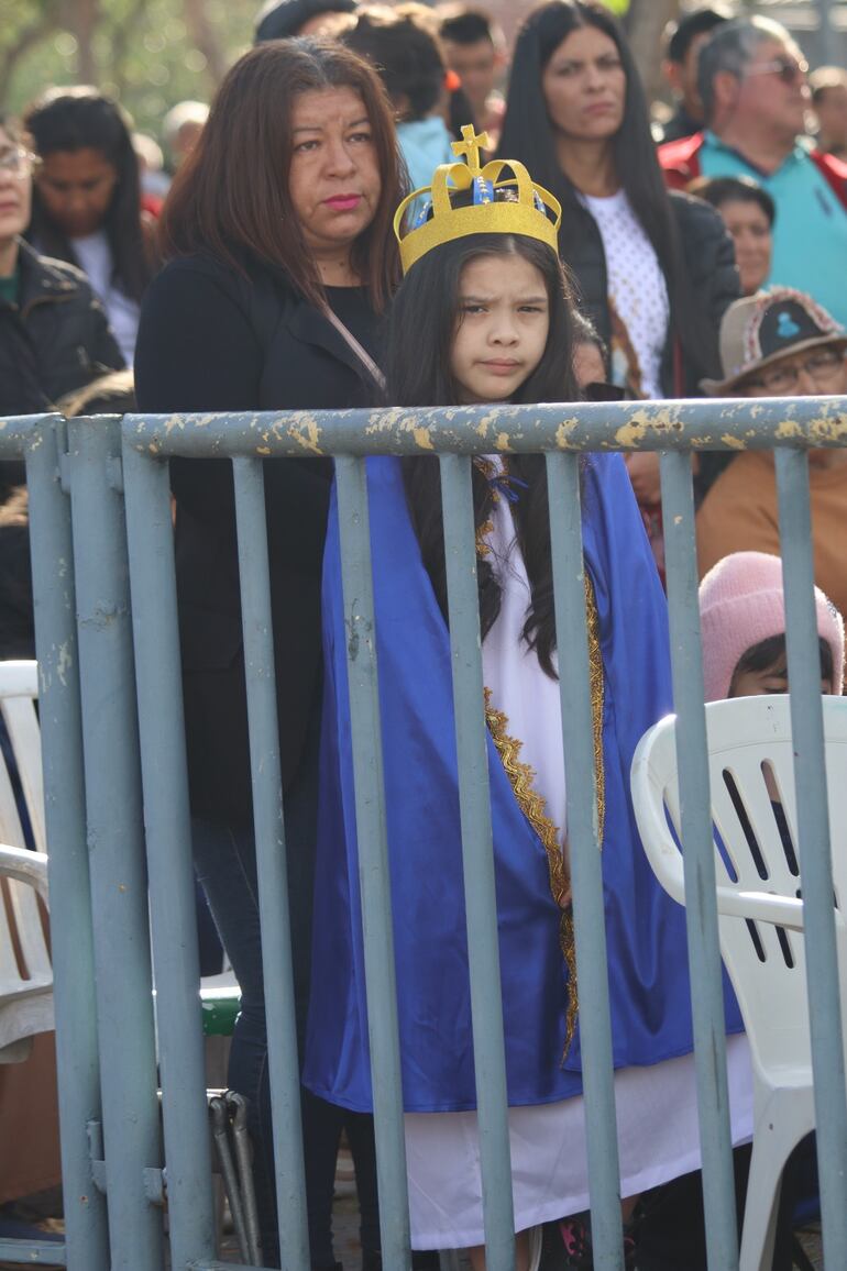 Los padres que atribuyen a la Virgen una mediación milagrosa, suelen llevar a sus hijas ataviadas con la vestimenta de la protectora.