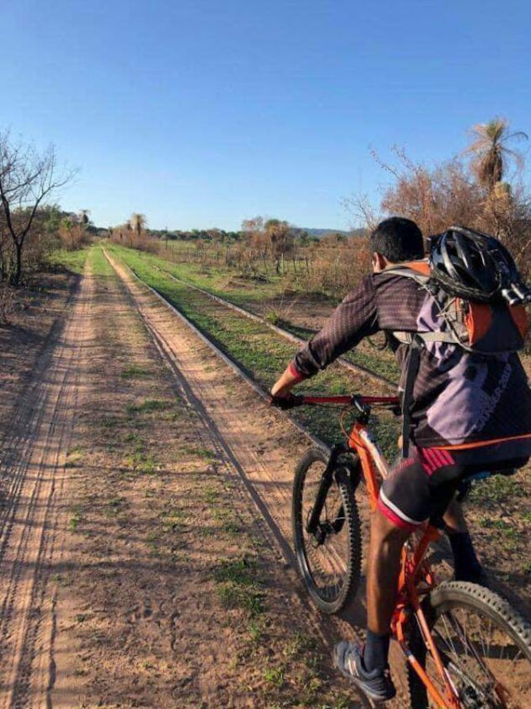 El recorrido en bicicleta por la bicisenda es otra alternativa turística que ofrece Paraguarí sobre el trazado de la antigua vía del tren.