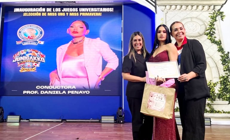 Con el orgullo de la comunidad nihoniana, la profesora Daniela Penayo fue la conductora.