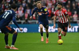 Salida de Omar Alderete durante el partido de este domingo en el que Sunderland derrotó a Newcastle por 1-0.