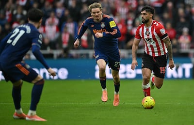 Salida de Omar Alderete durante el partido de este domingo en el que Sunderland derrotó a Newcastle por 1-0.