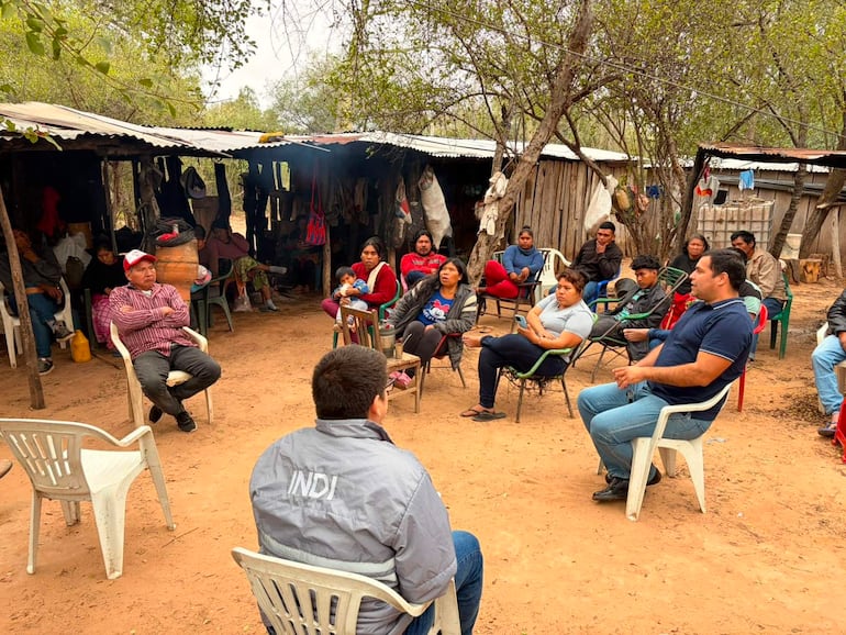 Reunión entre Juan José Mallada, abogado del Indi (de espaldas) y ayoreos en Alto Paraguay. En el centro, de azul, Tagüide Picanerai, abogado de la comunidad.