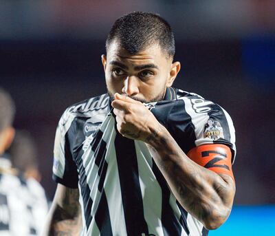 Gabriel Barbosa Almeida, Gabigol (30 años), festejando su gol para el Santos, con la indumentaria sin la publicidad de Novibet que promocionaba el Peixe.