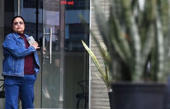 Bhavna Paliwal, fundadora de la Agencia de Detectives Tejas, sale de su oficina en Nueva Delhi.