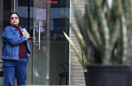 Bhavna Paliwal, fundadora de la Agencia de Detectives Tejas, sale de su oficina en Nueva Delhi.