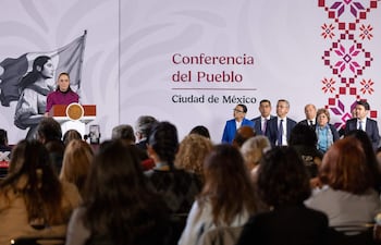 Fotografía cedida por la Presidencia de México de su mandataria, Claudia Sheinbaum (i), hablando durante una rueda de prensa este jueves, en el Palacio Nacional de Ciudad de México.