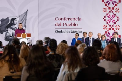 Fotografía cedida por la Presidencia de México de su mandataria, Claudia Sheinbaum (i), hablando durante una rueda de prensa este jueves, en el Palacio Nacional de Ciudad de México.