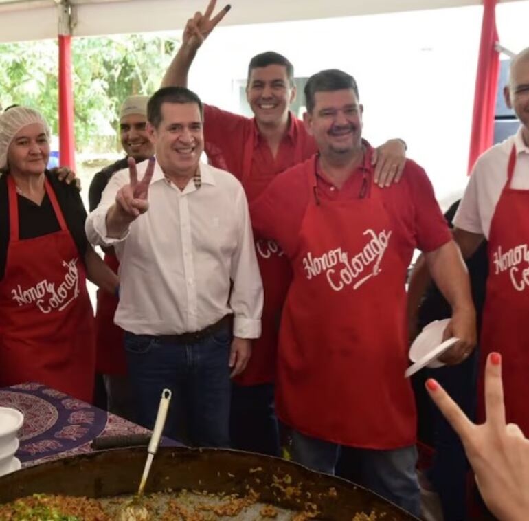 El 18 de diciembre de 2022, Peña ganó las internas coloradas y fue electo candidato del partido a la presidencia de la República. En la foto junto a Cartes y otros dirigentes políticos.
