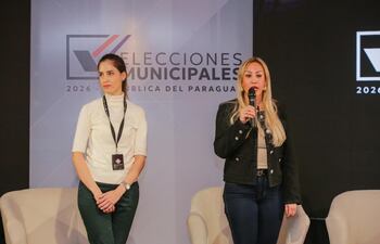 Sandra Ledesma y la fiscal Electoral, Morella Fossati.
