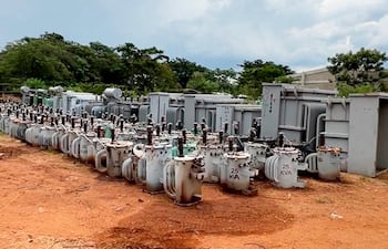 Algunos de los transformadores en desuso que están en el predio de la ANDE de San Lorenzo.