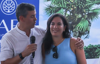 Imagen ilustrativa: el presidente de la República, Santiago Peña, junto a la ministra del MOPC, Claudia Centurión.