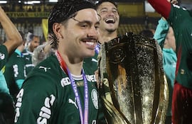 Maurício Magalhães Prado (24 años) futbolista nacionalizado paraguayo de origen brasileño, con el trofeo del Campeonato Paulista conquistado con Palmeiras.
