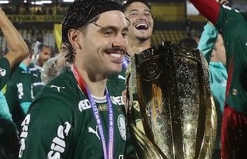 Maurício Magalhães Prado (24 años) futbolista nacionalizado paraguayo de origen brasileño, con el trofeo del Campeonato Paulista conquistado con Palmeiras.