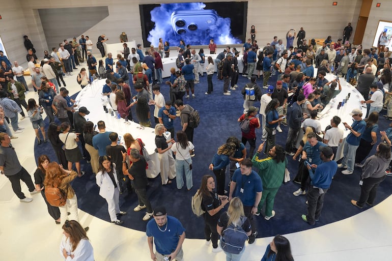 Personas asisten al lanzamiento del Iphone 18 Pro y Pro Max este viernes, en la icónica tienda de la Quinta Avenida en Manhattan, Nueva York (Estados Unidos). 