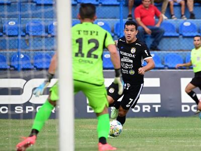Néstor Camacho (c), jugador de Sportivo Trinidense, domina el balón en el partido frente a Atlético Tembetary por la segunda fecha del torneo Apertura 2025 del fútbol paraguayo en el estadio Luis Alfonso Giagni, en Villa Elisa, Paraguay.
