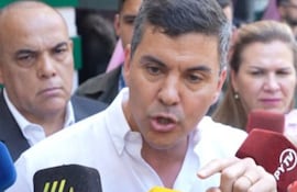 El presidente Santiago Peña muestra gestos agresivos contra el cronista de ABC Color.