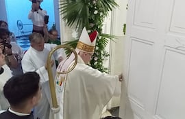 Monseñor abre las puertas de la Catedral de San Lorenzo y los fieles copan el templo.