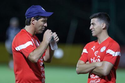El argentino Daniel Garnero, entrenador de la selección paraguaya, en el entrenamiento en Ypané, Paraguay.