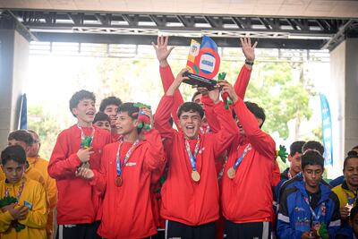 Los chicos del futsal felices con sus medallas de oro, luego de batir en una gran final contra Brasil, con remontada de por medio.