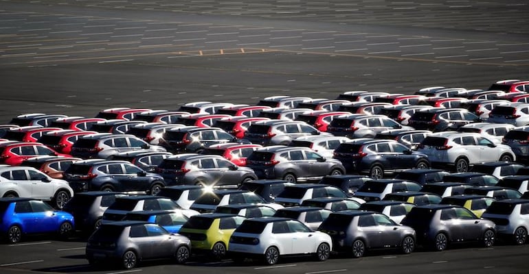 Automóviles para exportación estacionados en el puerto de Yokohama, cerca de Tokio, en Japón.