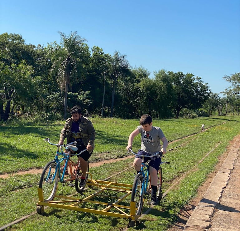 Para el recorrido, los visitantes disponen de un bicirriel para desplazarse sobre la antigua vía del tren en Paraguarí.