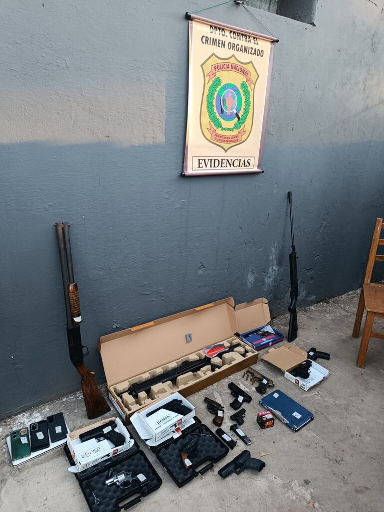 Armas confiscadas en Camping 44 por el Departamento contra el Crimen Organizado Nacional y Transnacional de la Policía Nacional.