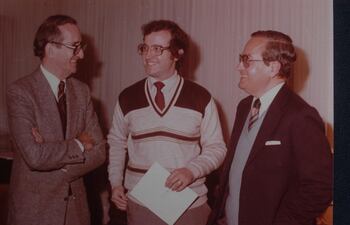 Desde la izquierda, don Enrique Bordenave, periodista y editorialista de ABC Color desde su fundación en 1967; el joven historiador Alfredo Seiferheld, colaborador en El Suplemento Cultural de ABC Color desde 1975; y el jurista y catedrático Dr. Jerónimo Irala Burgos. ARCHIVO DE ABC COLOR.