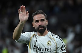 MADRID, 23/05/2026.- El defensa del Real Madrid Dani Carvajal, visiblemente emocionado, al término del partido de la última jornada de LaLiga que Real Madrid y Athletic Club disputan este sábado en el estadio Santiago Bernabéu. EFE/Fernando Villar