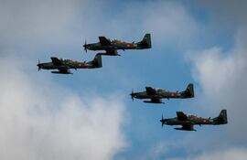 La Fuerza Aérea Paraguaya (FAP) recibirá en agosto de este año los dos Super Tucano que se sumarán a otros cuatro del mismo modelo adquiridos al fabricante brasileño Embraer por US$ 101.606.000, mediante un préstamo a ser descontado vía Itaipú.
