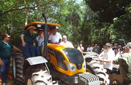 Preciso momento en que el ministro de Agricultura Carlos Giménez realiza la entrega oficial del tractor agrícola a los productores de la calle 2.000.