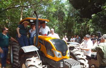Preciso momento en que el ministro de Agricultura Carlos Giménez realiza la entrega oficial del tractor agrícola a los productores de la calle 2.000.