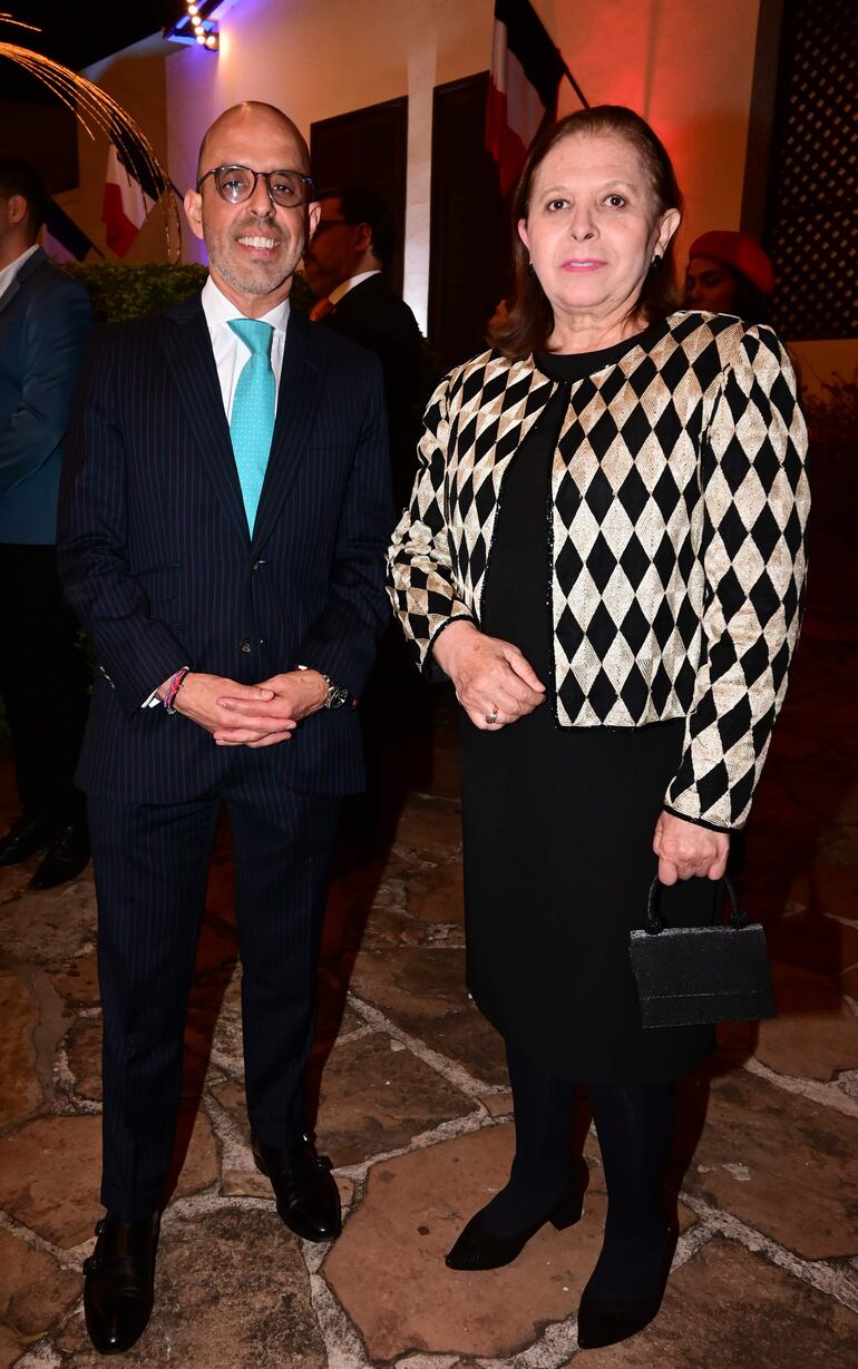 Carlos Arévalo y  María Antonia Masana García, embajadora de Perú. 