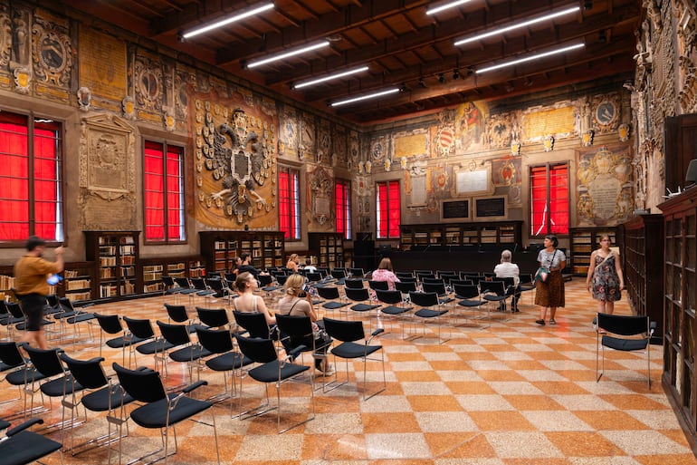 Biblioteca municipal dentro del Archiginnasio de Bolonia (Universidad de Bolonia) Italia.