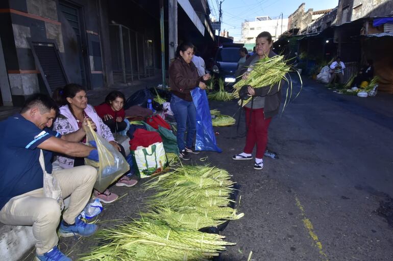 El Paseo de los Yuyos del Mercado 4 cuenta con palmas a precios accesibles para el domingo de Ramos.