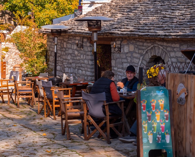 Taberna en las calles del pueblo de montaña de Papigko en las montañas de Epiro en Grecia.