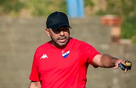 El director técnico, Felipe Ariel Giménez Miranda (44 años), dirigiendo la sesión de entrenamiento del plantel principal de Nacional.