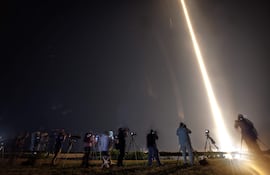 Miembros de la prensa fotografían la Misión Axiom 4 de la NASA, Axiom Space y SpaceX, a bordo de una nueva nave espacial Dragon de SpaceX sobre un cohete Falcon 9, despegando desde el Complejo de Lanzamiento 39A en el Centro Espacial Kennedy, en Florida, Estados Unidos, el 25 de junio de 2025.