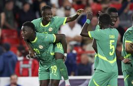Cheikh Sabaly de Senegal (I) celebra el gol del 1-3 con otros jugadores de Senegal durante el partido amistoso internacional entre Inglaterra y Senegal en Nottingham, Reino Unido.