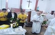 Monseñor Celestino Ocampo bendice la reliquia del Siervo de Dios Julio César Duarte Ortellado en una ceremonia religiosa.
