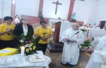 Monseñor Celestino Ocampo bendice la reliquia del Siervo de Dios Julio César Duarte Ortellado en una ceremonia religiosa.