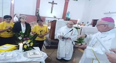 Monseñor Celestino Ocampo bendice la reliquia del Siervo de Dios Julio César Duarte Ortellado en una ceremonia religiosa.