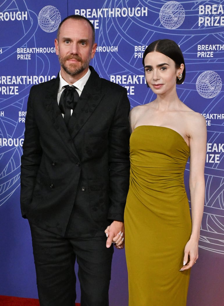 La actriz británica Lily Collins y su esposo Charlie McDowell, juntitos en los Premios Breakthrough. (Lisa O'CONNOR / AFP)