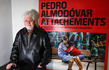 El director español Pedro Almodóvar posando en el sitio donde ofreció su clase magistral.