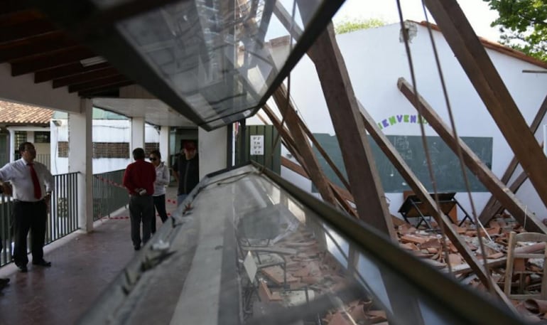 El techo de una de las aulas del Colegio Nacional de Lambaré se desplomó, por una falla estructural.