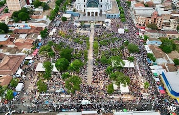 La misa central de Caacupé tuvo una masiva concurrencia nuevamente este año.