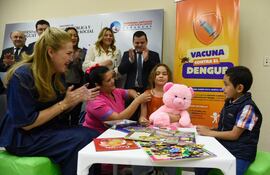 La ministra de Salud, María Teresa Barán, observa cuando se aplican las primeras vacunas contra el dengue a niños paraguayos.